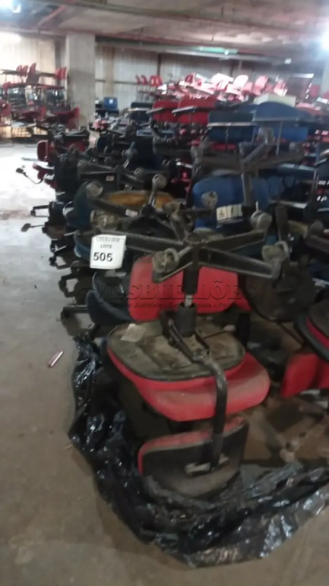 LOTE 505 - 28 CADEIRAS GIRATÓRIAS COM AVARIAS. (NO ESTADO) ATENÇÃO! FAZER A VISITAÇÃO ANTES DE ARREMATAR, NÃO SABEMOS SE FUNCIONA, LEILÃO NÃO TEM GARANTIA E NEM DEVOLUÇÃO, SUJEITO A POSSÍVEIS AVARIAS VISÍVEIS/OCULTAS E/OU AUSÊNCIA DE COMPONENTES.