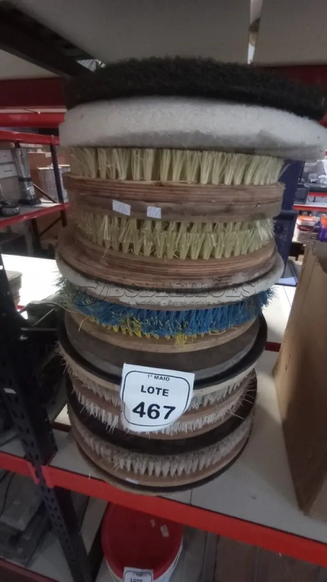 LOTE 467 - 01 LOTE COM VÁRIAS ESCOVAS DE ENCERADEIRA DE TAMANHO DIVERSOS. (NO ESTADO) ATENÇÃO! FAZER A VISITAÇÃO ANTES DE ARREMATAR, NÃO SABEMOS SE FUNCIONA, LEILÃO NÃO TEM GARANTIA E NEM DEVOLUÇÃO, SUJEITO A POSSÍVEIS AVARIAS VISÍVEIS/OCULTAS E/OU AUSÊNCIA DE COMPONENTES.