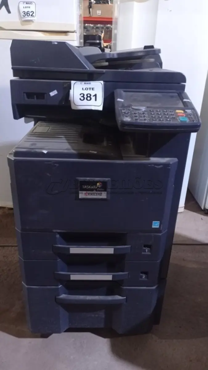 LOTE 381 - 01 COPIADORA TASKALFA 2551CI 110V MARCA KYOCERA. (NO ESTADO) ATENÇÃO! FAZER A VISITAÇÃO ANTES DE ARREMATAR, NÃO SABEMOS SE FUNCIONA, LEILÃO NÃO TEM GARANTIA E NEM DEVOLUÇÃO, SUJEITO A POSSÍVEIS AVARIAS VISÍVEIS/OCULTAS E/OU AUSÊNCIA DE COMPONENTES.