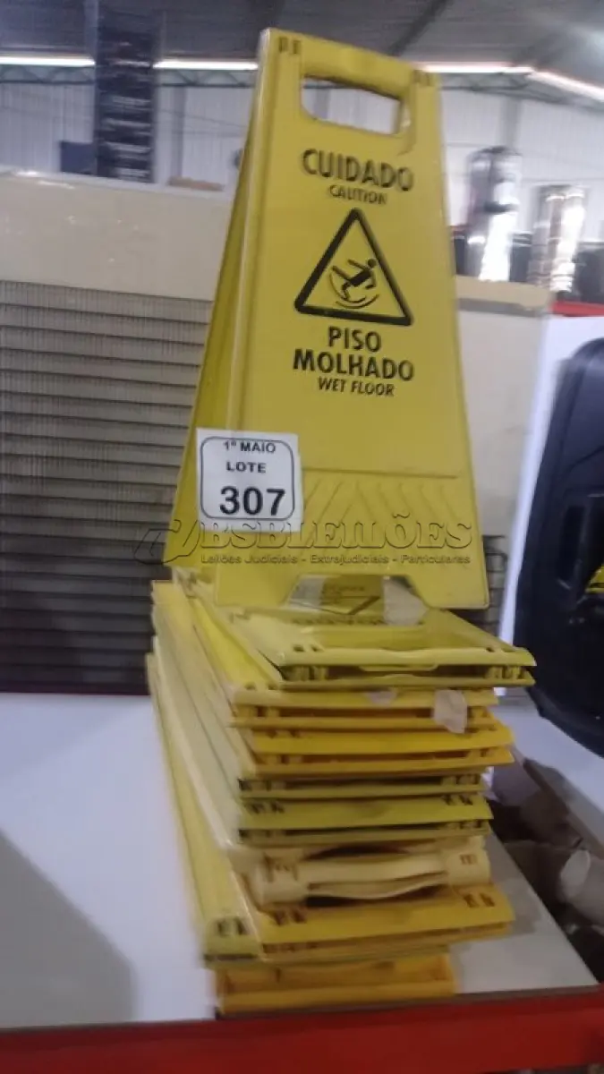 LOTE 307 - 10 PLACAS DE AVISO PARA PISOS MOLHADOS. (NO ESTADO) ATENÇÃO! FAZER A VISITAÇÃO ANTES DE ARREMATAR, NÃO SABEMOS SE FUNCIONA, LEILÃO NÃO TEM GARANTIA E NEM DEVOLUÇÃO, SUJEITO A POSSÍVEIS AVARIAS VISÍVEIS/OCULTAS E/OU AUSÊNCIA DE COMPONENTES.