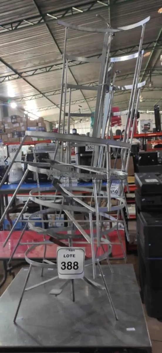 LOTE 388 - 04 BASES DE FERRO PARA LIXEIRA COM PEDAL. (NO ESTADO) ATENÇÃO! FAZER A VISITAÇÃO ANTES DE ARREMATAR, NÃO SABEMOS SE FUNCIONA, LEILÃO NÃO TEM GARANTIA E NEM DEVOLUÇÃO, SUJEITO A POSSÍVEIS AVARIAS VISÍVEIS/OCULTAS E/OU AUSÊNCIA DE COMPONENTES.