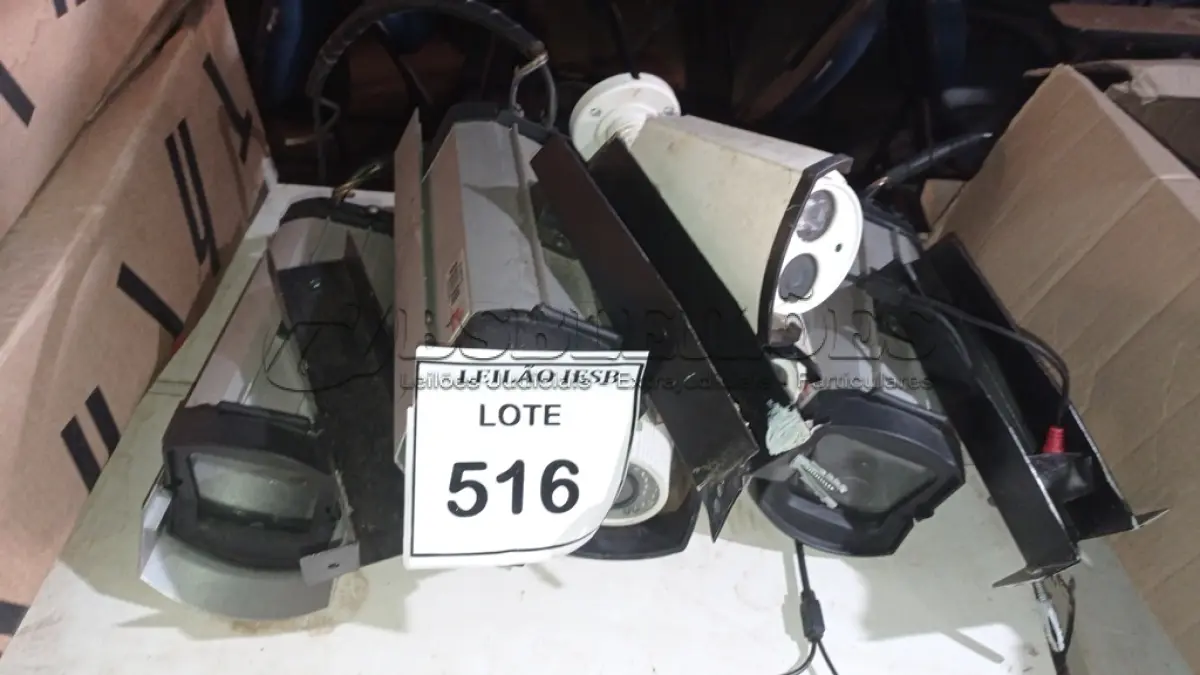 LOTE 516 - 07 CÂMERAS DE SEGURANÇA. (NO ESTADO) ATENÇÃO! FAZER A VISITAÇÃO ANTES DE ARREMATAR, NÃO SABEMOS SE FUNCIONA, LEILÃO NÃO TEM GARANTIA E NEM DEVOLUÇÃO, SUJEITO A POSSÍVEIS AVARIAS VISÍVEIS/OCULTAS E/OU AUSÊNCIA DE COMPONENTES.