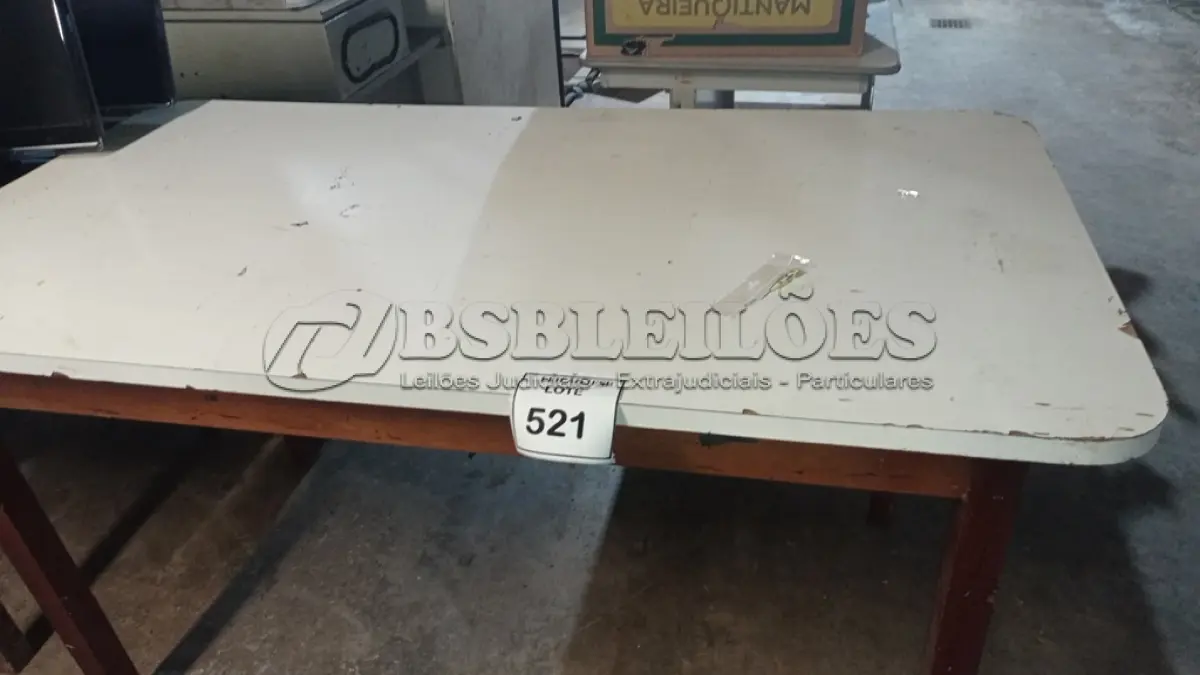 LOTE 521 - 01 MESA EM MADEIRA. (NO ESTADO) ATENÇÃO! FAZER A VISITAÇÃO ANTES DE ARREMATAR, NÃO SABEMOS SE FUNCIONA, LEILÃO NÃO TEM GARANTIA E NEM DEVOLUÇÃO, SUJEITO A POSSÍVEIS AVARIAS VISÍVEIS/OCULTAS E/OU AUSÊNCIA DE COMPONENTES.