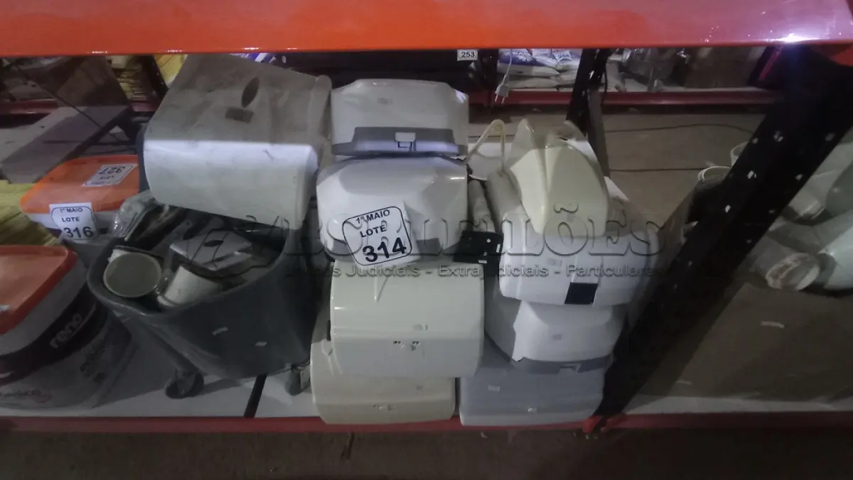LOTE 314 - 01 LOTE COM VÁRIOS DISPENSES DE PAPEL E 01 CAIXA COM GRANDE QUANTIDADE DE INTERRUPTORES, MATERIAIS ELÉTRICOS E HIDRÁULICOS DIVERSOS. (NO ESTADO) ATENÇÃO! FAZER A VISITAÇÃO ANTES DE ARREMATAR, NÃO SABEMOS SE FUNCIONA, LEILÃO NÃO TEM GARANTIA E NEM DEVOLUÇÃO, SUJEITO A POSSÍVEIS AVARIAS VISÍVEIS/OCULTAS E/OU AUSÊNCIA DE COMPONENTES.