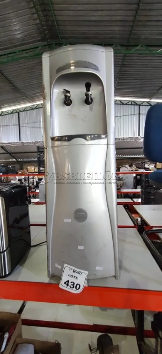 LOTE 430 - 01 BEBEDOURO REFRIGERADO PARA GARRAFÃO. (NO ESTADO) ATENÇÃO! FAZER A VISITAÇÃO ANTES DE ARREMATAR, NÃO SABEMOS SE FUNCIONA, LEILÃO NÃO TEM GARANTIA E NEM DEVOLUÇÃO, SUJEITO A POSSÍVEIS AVARIAS VISÍVEIS/OCULTAS E/OU AUSÊNCIA DE COMPONENTES.