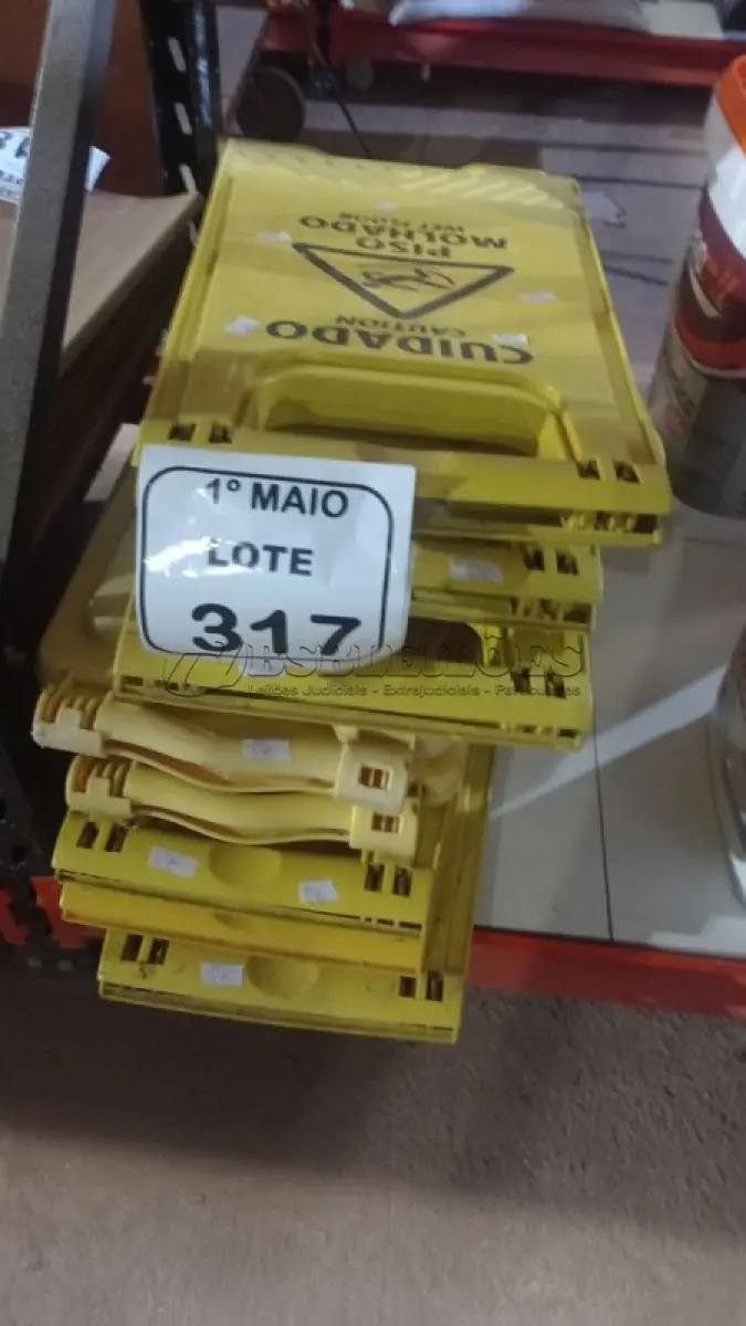 LOTE 317 - 10 PLACAS DE AVISO PARA PISOS MOLHADOS. (NO ESTADO) ATENÇÃO! FAZER A VISITAÇÃO ANTES DE ARREMATAR, NÃO SABEMOS SE FUNCIONA, LEILÃO NÃO TEM GARANTIA E NEM DEVOLUÇÃO, SUJEITO A POSSÍVEIS AVARIAS VISÍVEIS/OCULTAS E/OU AUSÊNCIA DE COMPONENTES.
