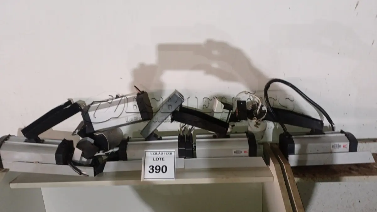 LOTE 390 - 07 CÂMERAS DE SEGURANÇA. (NO ESTADO) ATENÇÃO! FAZER A VISITAÇÃO ANTES DE ARREMATAR, NÃO SABEMOS SE FUNCIONA, LEILÃO NÃO TEM GARANTIA E NEM DEVOLUÇÃO, SUJEITO A POSSÍVEIS AVARIAS VISÍVEIS/OCULTAS E/OU AUSÊNCIA DE COMPONENTES.