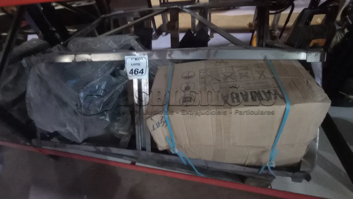 LOTE 464 - 01 MOTOR DE POPA DE 40HP COM TANQUE DE GASOLINA DE 24L MARCA YAMAHA. (NO ESTADO) ATENÇÃO! FAZER A VISITAÇÃO ANTES DE ARREMATAR, NÃO SABEMOS SE FUNCIONA, LEILÃO NÃO TEM GARANTIA E NEM DEVOLUÇÃO, SUJEITO A POSSÍVEIS AVARIAS VISÍVEIS/OCULTAS E/OU AUSÊNCIA DE COMPONENTES.