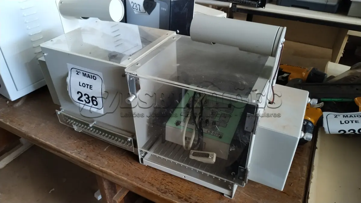 LOTE 236 - 02 CAIXAS DE CONDICIONAMENTO ANIMAL MODELO EP-102 COM PAINEL DE CONTROLE MODELO CS 0199 110V. (NO ESTADO) ATENÇÃO! FAZER A VISITAÇÃO ANTES DE ARREMATAR, NÃO SABEMOS SE FUNCIONA, LEILÃO NÃO TEM GARANTIA E NEM DEVOLUÇÃO, SUJEITO A POSSÍVEIS AVARIAS VISÍVEIS/OCULTAS E/OU AUSÊNCIA DE COMPONENTES.