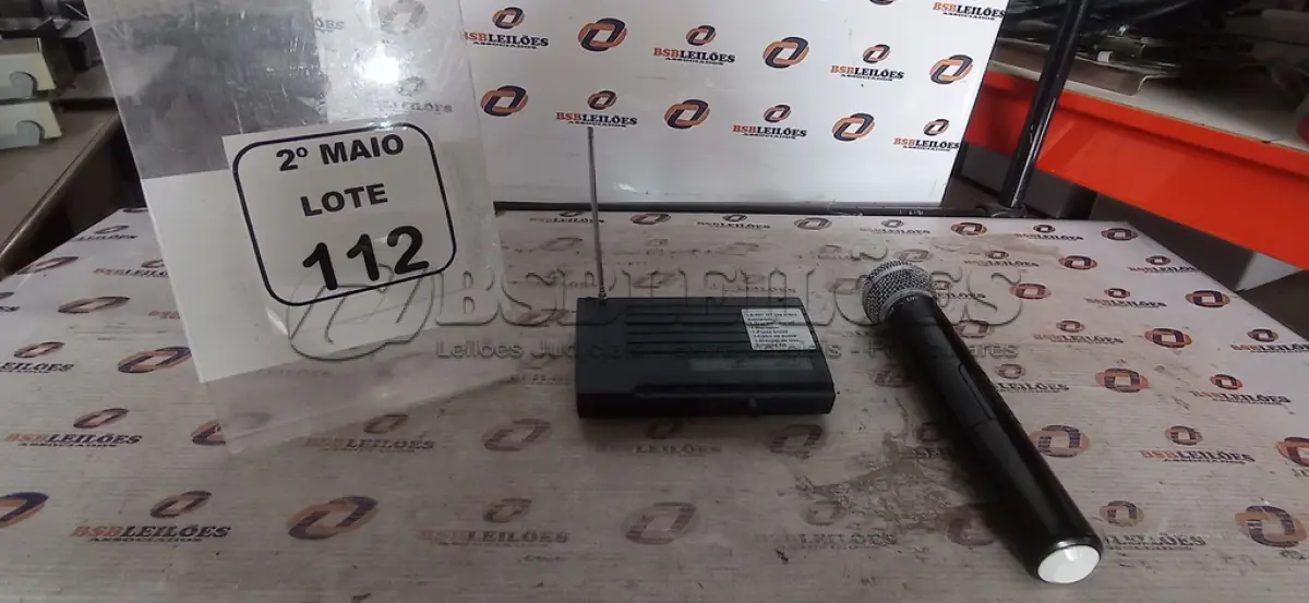 LOTE 112 - 01 MICROFONE COM RECEPTOR. (NO ESTADO) ATENÇÃO! FAZER A VISITAÇÃO ANTES DE ARREMATAR, NÃO SABEMOS SE FUNCIONA, LEILÃO NÃO TEM GARANTIA E NEM DEVOLUÇÃO, SUJEITO A POSSÍVEIS AVARIAS VISÍVEIS/OCULTAS E/OU AUSÊNCIA DE COMPONENTES.