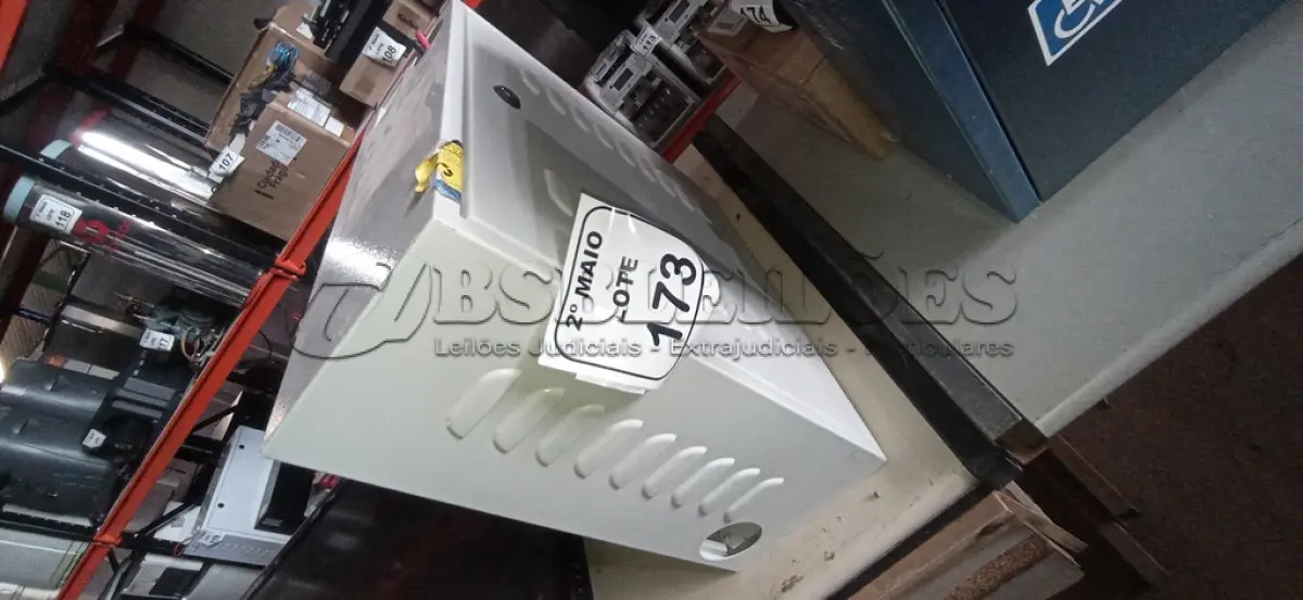 LOTE 173 - 01 BANCO DE BATERIAS COM 04 BATERIAS. (NO ESTADO) ATENÇÃO! FAZER A VISITAÇÃO ANTES DE ARREMATAR, NÃO SABEMOS SE FUNCIONA, LEILÃO NÃO TEM GARANTIA E NEM DEVOLUÇÃO, SUJEITO A POSSÍVEIS AVARIAS VISÍVEIS/OCULTAS E/OU AUSÊNCIA DE COMPONENTES.