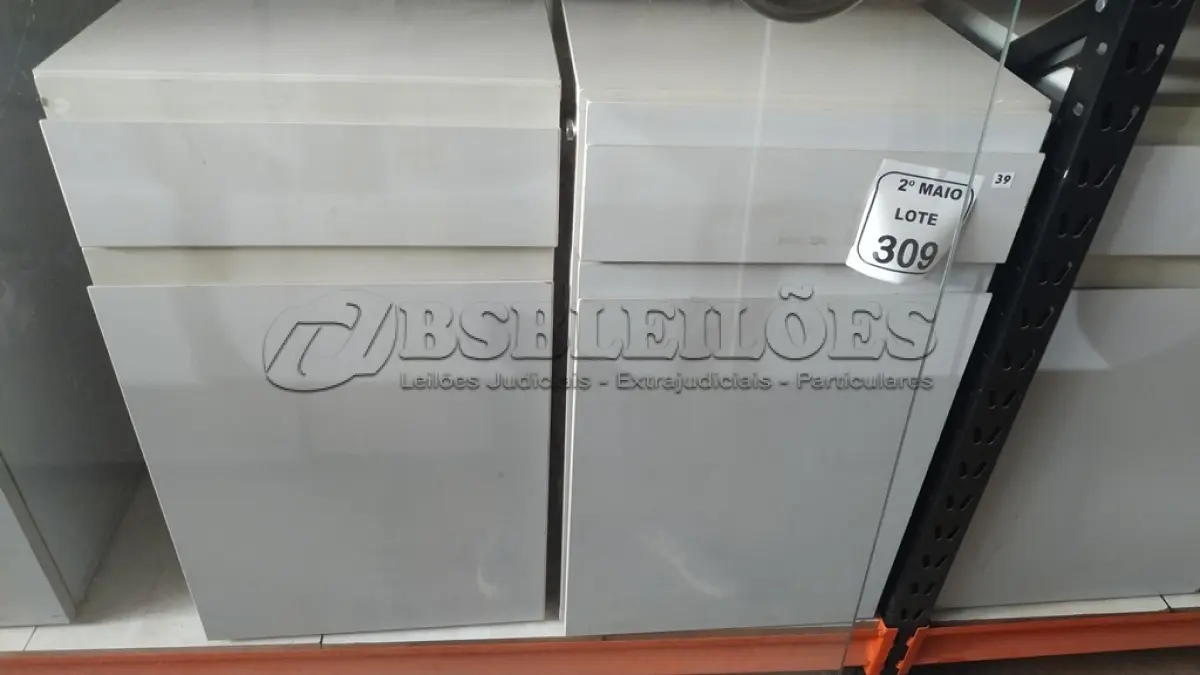LOTE 309 - 02 ARMÁRIOS PARA CPU COM 01 PORTA E 01 GAVETA. (NO ESTADO) ATENÇÃO! FAZER A VISITAÇÃO ANTES DE ARREMATAR, NÃO SABEMOS SE FUNCIONA, LEILÃO NÃO TEM GARANTIA E NEM DEVOLUÇÃO, SUJEITO A POSSÍVEIS AVARIAS VISÍVEIS/OCULTAS E/OU AUSÊNCIA DE COMPONENTES.