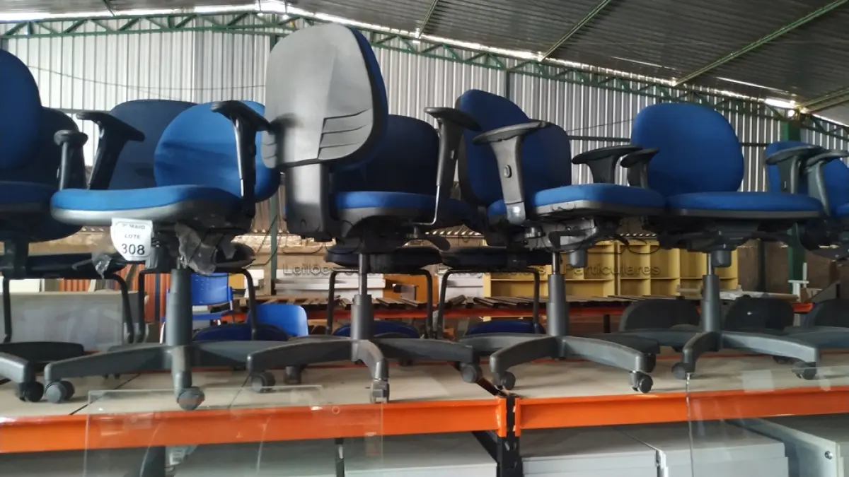 LOTE 308 - 03 CADEIRAS DE ESCRITÓRIO GIRATÓRIAS NA COR AZUL. (NO ESTADO) ATENÇÃO! FAZER A VISITAÇÃO ANTES DE ARREMATAR, NÃO SABEMOS SE FUNCIONA, LEILÃO NÃO TEM GARANTIA E NEM DEVOLUÇÃO, SUJEITO A POSSÍVEIS AVARIAS VISÍVEIS/OCULTAS E/OU AUSÊNCIA DE COMPONENTES.