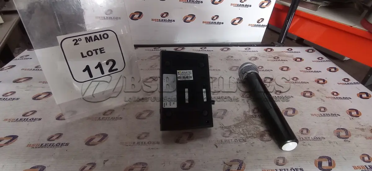 LOTE 112 - 01 MICROFONE COM RECEPTOR. (NO ESTADO) ATENÇÃO! FAZER A VISITAÇÃO ANTES DE ARREMATAR, NÃO SABEMOS SE FUNCIONA, LEILÃO NÃO TEM GARANTIA E NEM DEVOLUÇÃO, SUJEITO A POSSÍVEIS AVARIAS VISÍVEIS/OCULTAS E/OU AUSÊNCIA DE COMPONENTES.