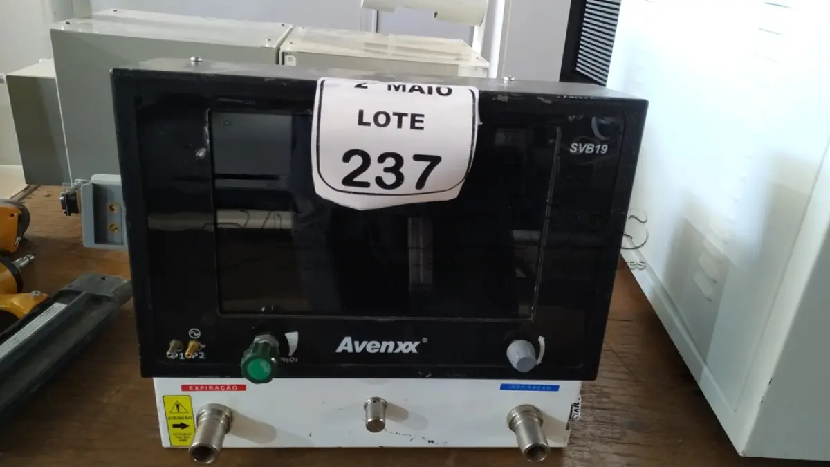 LOTE 237 - 01 VENTILADOR PULMONAR AVENXX SVB19. (NO ESTADO) ATENÇÃO! FAZER A VISITAÇÃO ANTES DE ARREMATAR, NÃO SABEMOS SE FUNCIONA, LEILÃO NÃO TEM GARANTIA E NEM DEVOLUÇÃO, SUJEITO A POSSÍVEIS AVARIAS VISÍVEIS/OCULTAS E/OU AUSÊNCIA DE COMPONENTES.