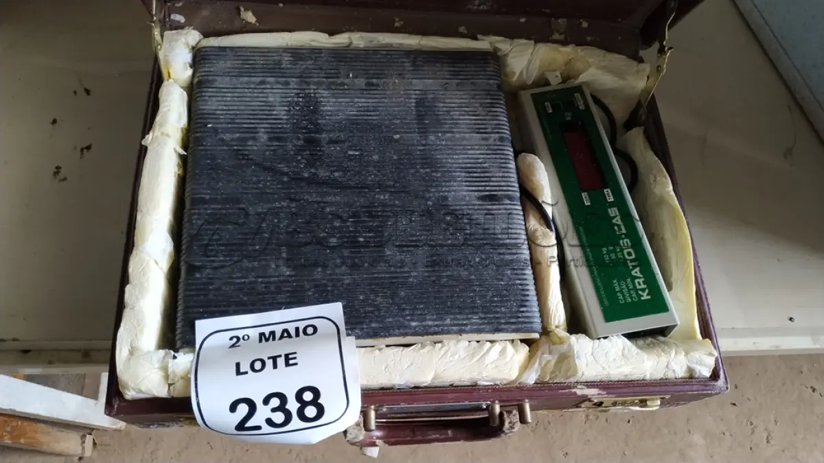 LOTE 238 - 01 MALETA COM SENHA E 01 BALANÇA MARCA KRATOS. (NO ESTADO) ATENÇÃO! FAZER A VISITAÇÃO ANTES DE ARREMATAR, NÃO SABEMOS SE FUNCIONA, LEILÃO NÃO TEM GARANTIA E NEM DEVOLUÇÃO, SUJEITO A POSSÍVEIS AVARIAS VISÍVEIS/OCULTAS E/OU AUSÊNCIA DE COMPONENTES.