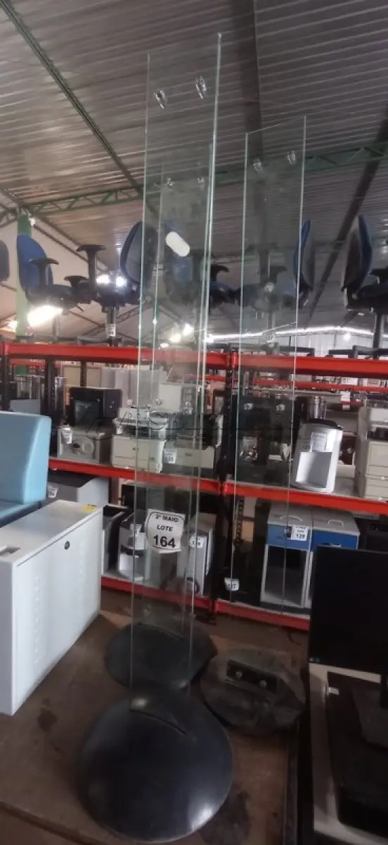 LOTE 164 - 03 SUPORTES DE VIDRO COM BASE DE 1,70M APROXIMADAMENTE. (NO ESTADO) ATENÇÃO! FAZER A VISITAÇÃO ANTES DE ARREMATAR, NÃO SABEMOS SE FUNCIONA, LEILÃO NÃO TEM GARANTIA E NEM DEVOLUÇÃO, SUJEITO A POSSÍVEIS AVARIAS VISÍVEIS/OCULTAS E/OU AUSÊNCIA DE COMPONENTES.