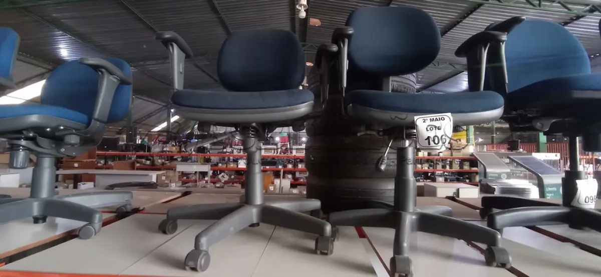 LOTE 106 - 02 CADEIRAS DE ESCRITÓRIO GIRATÓRIAS NA COR AZUL. (NO ESTADO) ATENÇÃO! FAZER A VISITAÇÃO ANTES DE ARREMATAR, NÃO SABEMOS SE FUNCIONA, LEILÃO NÃO TEM GARANTIA E NEM DEVOLUÇÃO, SUJEITO A POSSÍVEIS AVARIAS VISÍVEIS/OCULTAS E/OU AUSÊNCIA DE COMPONENTES.
