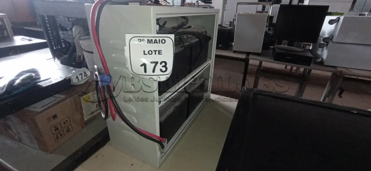LOTE 173 - 01 BANCO DE BATERIAS COM 04 BATERIAS. (NO ESTADO) ATENÇÃO! FAZER A VISITAÇÃO ANTES DE ARREMATAR, NÃO SABEMOS SE FUNCIONA, LEILÃO NÃO TEM GARANTIA E NEM DEVOLUÇÃO, SUJEITO A POSSÍVEIS AVARIAS VISÍVEIS/OCULTAS E/OU AUSÊNCIA DE COMPONENTES.