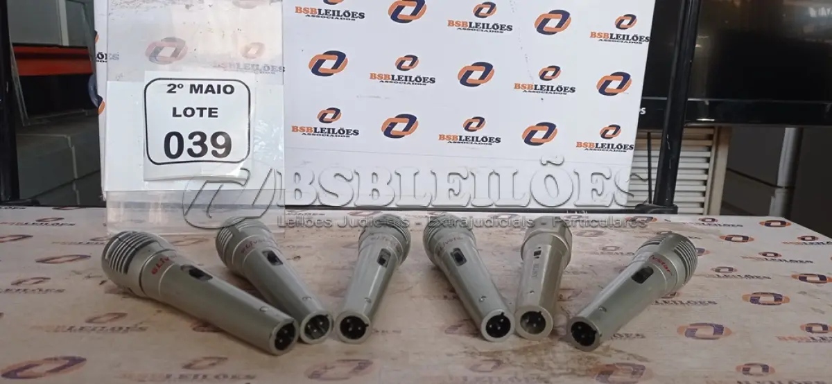 LOTE 039 - 06 MICROFONES. (NO ESTADO) ATENÇÃO! FAZER A VISITAÇÃO ANTES DE ARREMATAR, NÃO SABEMOS SE FUNCIONA, LEILÃO NÃO TEM GARANTIA E NEM DEVOLUÇÃO, SUJEITO A POSSÍVEIS AVARIAS VISÍVEIS/OCULTAS E/OU AUSÊNCIA DE COMPONENTES.
