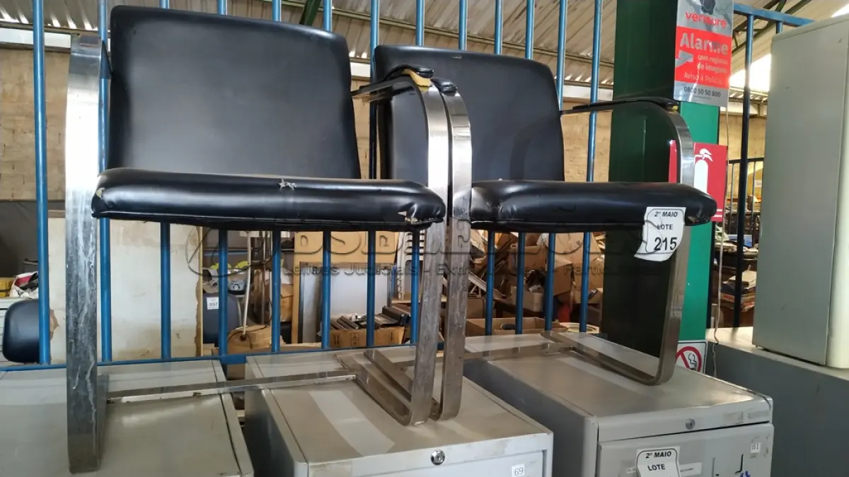 LOTE 215 - 02 CADEIRAS COM BASE CROMADA E ASSENTO ALMOFADADO NA COR PRETA. (NO ESTADO) ATENÇÃO! FAZER A VISITAÇÃO ANTES DE ARREMATAR, NÃO SABEMOS SE FUNCIONA, LEILÃO NÃO TEM GARANTIA E NEM DEVOLUÇÃO, SUJEITO A POSSÍVEIS AVARIAS VISÍVEIS/OCULTAS E/OU AUSÊNCIA DE COMPONENTES.