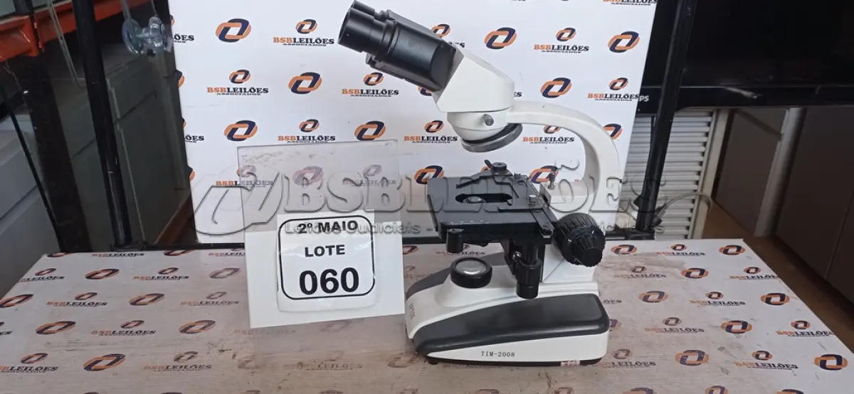 LOTE 060 - 01 MICROSCÓPIO MARCA OPTON. (NO ESTADO) ATENÇÃO! FAZER A VISITAÇÃO ANTES DE ARREMATAR, NÃO SABEMOS SE FUNCIONA, LEILÃO NÃO TEM GARANTIA E NEM DEVOLUÇÃO, SUJEITO A POSSÍVEIS AVARIAS VISÍVEIS/OCULTAS E/OU AUSÊNCIA DE COMPONENTES.