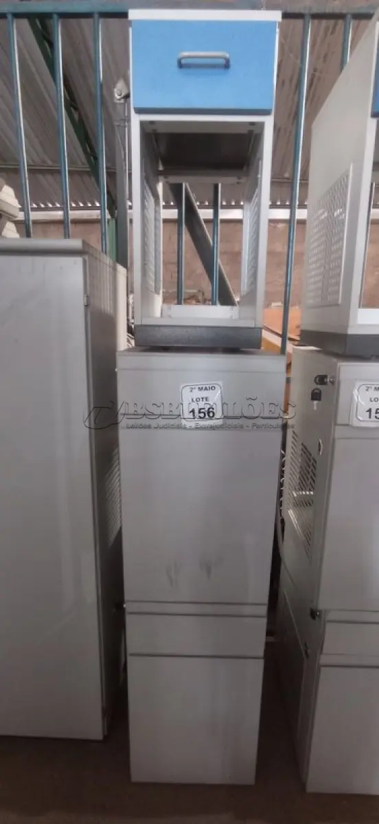 LOTE 156 - 03 ARMÁRIOS PARA CPU SENDO 02 COM 01 PORTA E 01 GAVETA. (NO ESTADO) ATENÇÃO! FAZER A VISITAÇÃO ANTES DE ARREMATAR, NÃO SABEMOS SE FUNCIONA, LEILÃO NÃO TEM GARANTIA E NEM DEVOLUÇÃO, SUJEITO A POSSÍVEIS AVARIAS VISÍVEIS/OCULTAS E/OU AUSÊNCIA DE COMPONENTES.