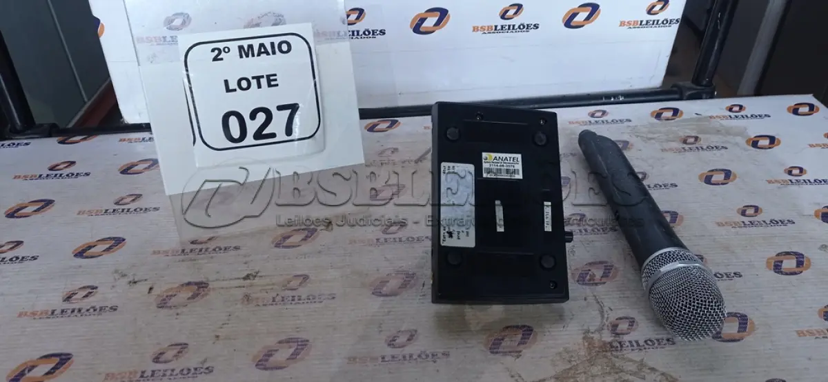 LOTE 027 - 01 MICROFONE COM RECEPTOR. (NO ESTADO) ATENÇÃO! FAZER A VISITAÇÃO ANTES DE ARREMATAR, NÃO SABEMOS SE FUNCIONA, LEILÃO NÃO TEM GARANTIA E NEM DEVOLUÇÃO, SUJEITO A POSSÍVEIS AVARIAS VISÍVEIS/OCULTAS E/OU AUSÊNCIA DE COMPONENTES.