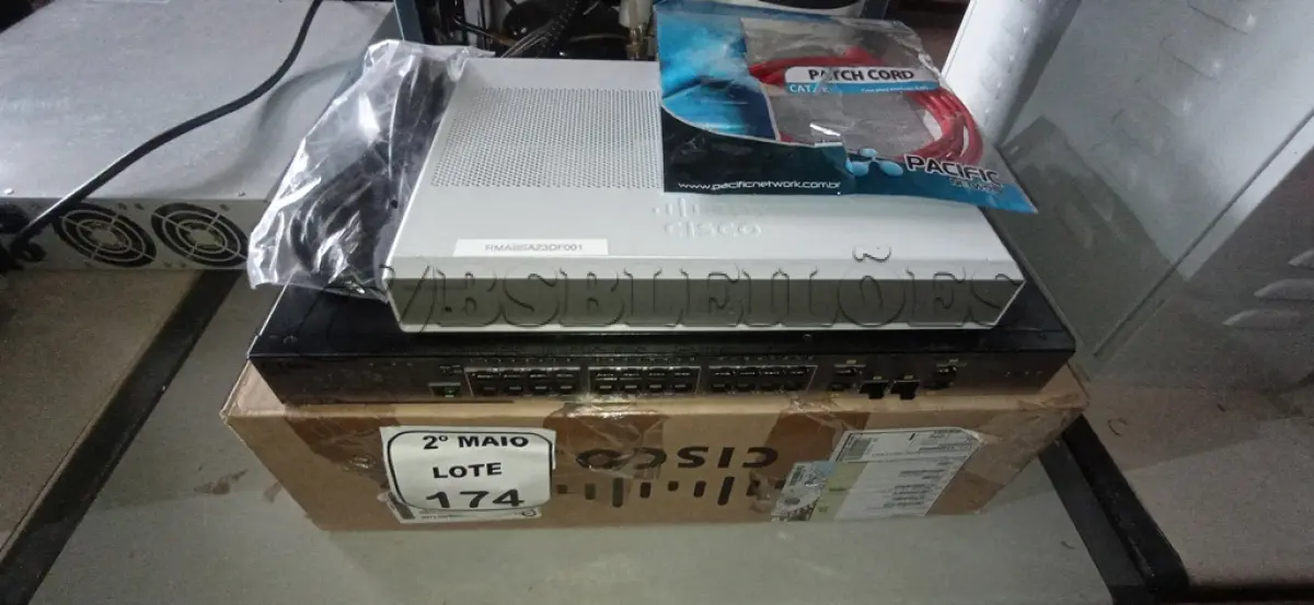LOTE 174 - 01 SWITCH DE 28 PORTAS MARCA D-LINK E 01 ROTEADOR MARCA CISCO. (NO ESTADO) ATENÇÃO! FAZER A VISITAÇÃO ANTES DE ARREMATAR, NÃO SABEMOS SE FUNCIONA, LEILÃO NÃO TEM GARANTIA E NEM DEVOLUÇÃO, SUJEITO A POSSÍVEIS AVARIAS VISÍVEIS/OCULTAS E/OU AUSÊNCIA DE COMPONENTES.