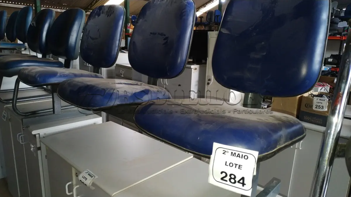 LOTE 284 - 01 CADEIRA TIPO LONGARINA COM 03 ASSENTOS. (NO ESTADO) ATENÇÃO! FAZER A VISITAÇÃO ANTES DE ARREMATAR, NÃO SABEMOS SE FUNCIONA, LEILÃO NÃO TEM GARANTIA E NEM DEVOLUÇÃO, SUJEITO A POSSÍVEIS AVARIAS VISÍVEIS/OCULTAS E/OU AUSÊNCIA DE COMPONENTES.