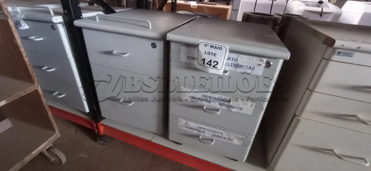 LOTE 142 - 01 GAVETEIRO COM 03 GAVETAS E 01 GAVETEIRO COM 02 GAVETAS. (NO ESTADO) ATENÇÃO! FAZER A VISITAÇÃO ANTES DE ARREMATAR, NÃO SABEMOS SE FUNCIONA, LEILÃO NÃO TEM GARANTIA E NEM DEVOLUÇÃO, SUJEITO A POSSÍVEIS AVARIAS VISÍVEIS/OCULTAS E/OU AUSÊNCIA DE COMPONENTES.
