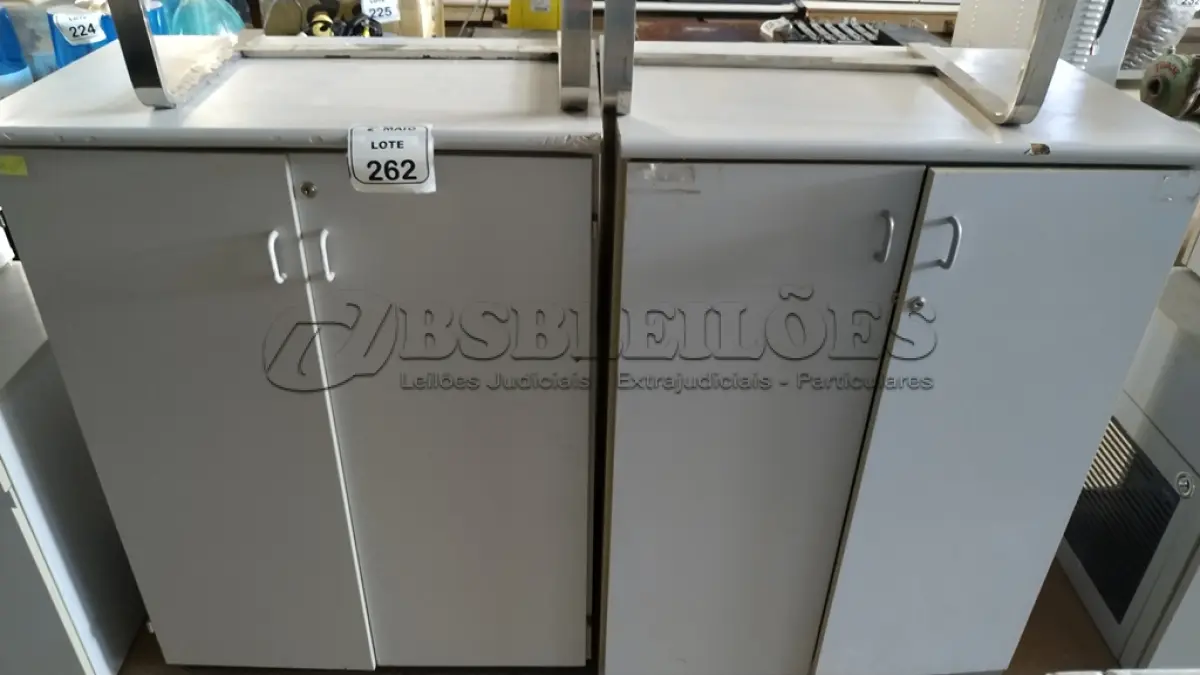LOTE 262 - 02 ARMÁRIOS EM MADEIRA COM 02 PORTAS CADA. (NO ESTADO) ATENÇÃO! FAZER A VISITAÇÃO ANTES DE ARREMATAR, NÃO SABEMOS SE FUNCIONA, LEILÃO NÃO TEM GARANTIA E NEM DEVOLUÇÃO, SUJEITO A POSSÍVEIS AVARIAS VISÍVEIS/OCULTAS E/OU AUSÊNCIA DE COMPONENTES.