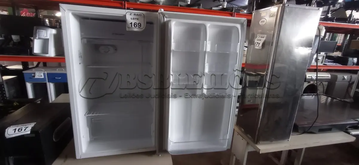LOTE 169 - 01 FRIGOBAR 220V MARCA ELECTROLUX. (NO ESTADO) ATENÇÃO! FAZER A VISITAÇÃO ANTES DE ARREMATAR, NÃO SABEMOS SE FUNCIONA, LEILÃO NÃO TEM GARANTIA E NEM DEVOLUÇÃO, SUJEITO A POSSÍVEIS AVARIAS VISÍVEIS/OCULTAS E/OU AUSÊNCIA DE COMPONENTES.