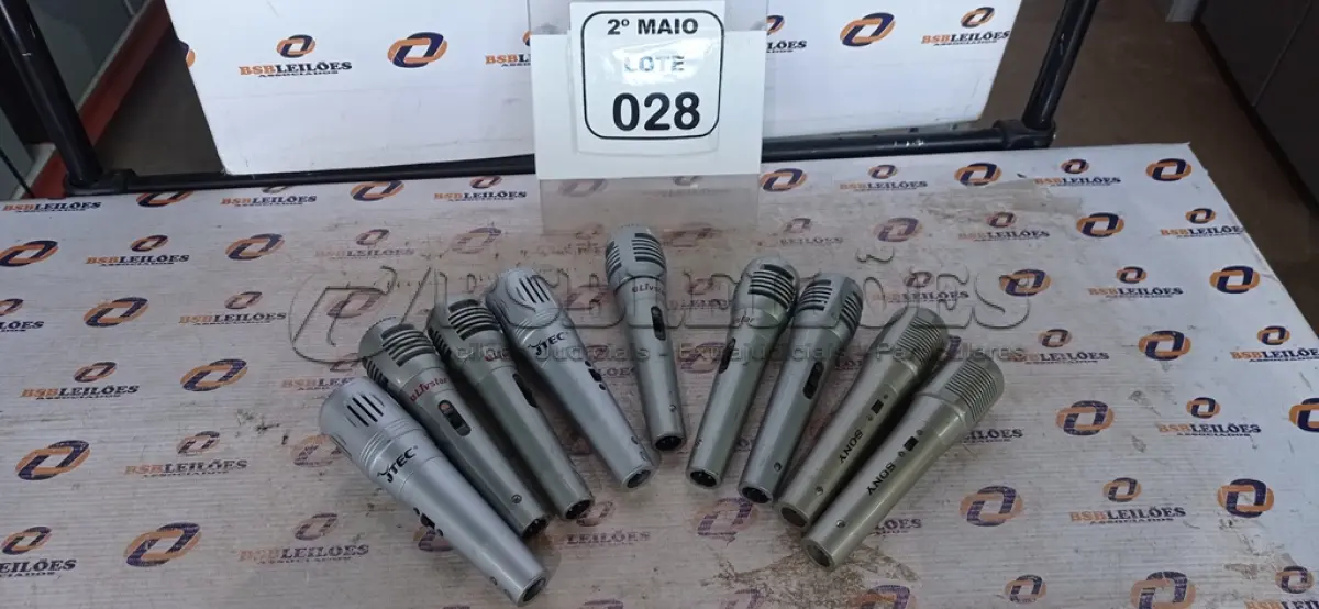 LOTE 028 - 09 MICROFONES. (NO ESTADO) ATENÇÃO! FAZER A VISITAÇÃO ANTES DE ARREMATAR, NÃO SABEMOS SE FUNCIONA, LEILÃO NÃO TEM GARANTIA E NEM DEVOLUÇÃO, SUJEITO A POSSÍVEIS AVARIAS VISÍVEIS/OCULTAS E/OU AUSÊNCIA DE COMPONENTES.