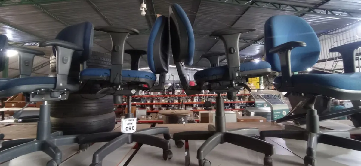 LOTE 098 - 02 CADEIRAS DE ESCRITÓRIO GIRATÓRIAS NA COR AZUL. (NO ESTADO) ATENÇÃO! FAZER A VISITAÇÃO ANTES DE ARREMATAR, NÃO SABEMOS SE FUNCIONA, LEILÃO NÃO TEM GARANTIA E NEM DEVOLUÇÃO, SUJEITO A POSSÍVEIS AVARIAS VISÍVEIS/OCULTAS E/OU AUSÊNCIA DE COMPONENTES.