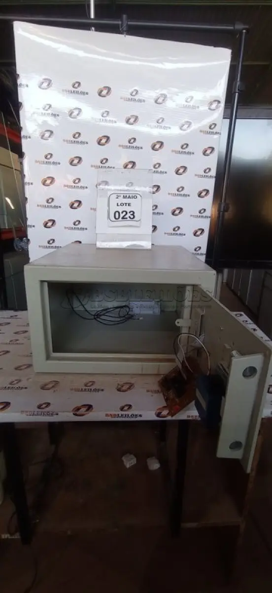 LOTE 023 - 01 COFRE DIGITAL. (NO ESTADO) ATENÇÃO! FAZER A VISITAÇÃO ANTES DE ARREMATAR, NÃO SABEMOS SE FUNCIONA, LEILÃO NÃO TEM GARANTIA E NEM DEVOLUÇÃO, SUJEITO A POSSÍVEIS AVARIAS VISÍVEIS/OCULTAS E/OU AUSÊNCIA DE COMPONENTES.