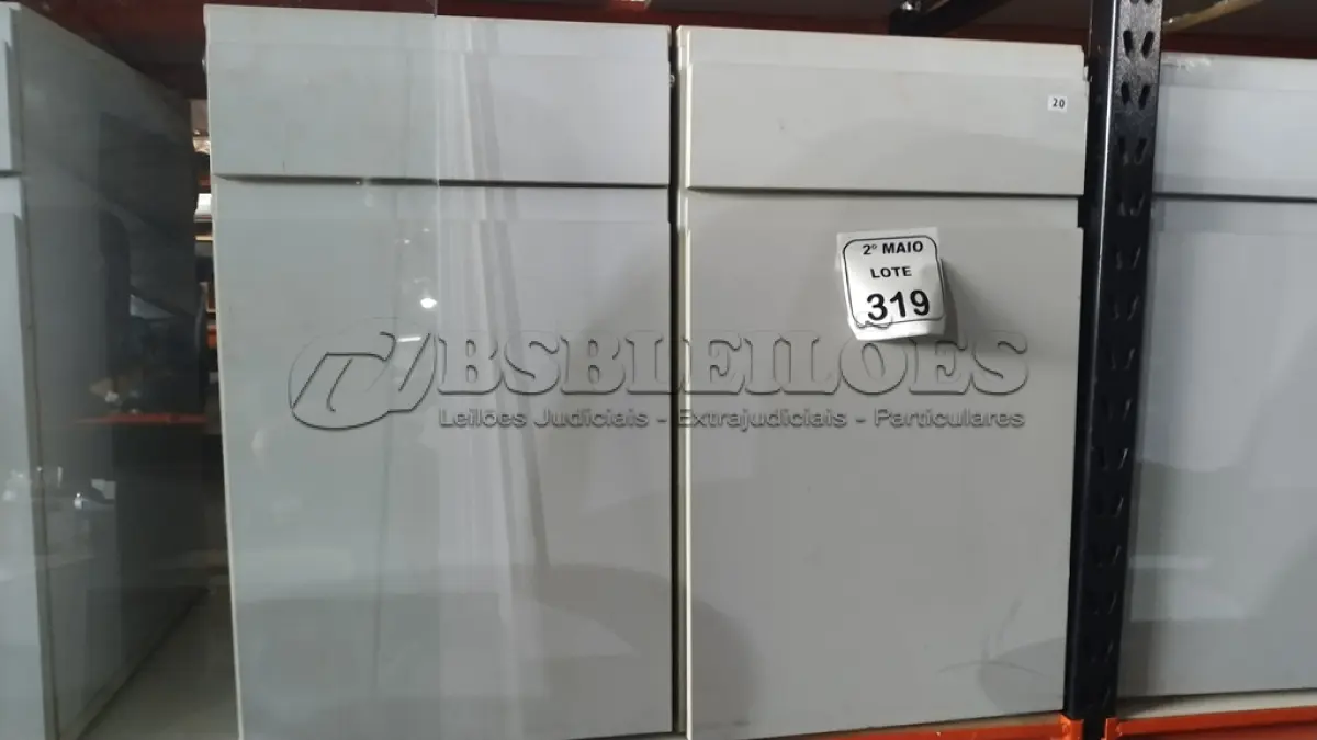 LOTE 319 - 02 ARMÁRIOS PARA CPU COM 01 PORTA E 01 GAVETA. (NO ESTADO) ATENÇÃO! FAZER A VISITAÇÃO ANTES DE ARREMATAR, NÃO SABEMOS SE FUNCIONA, LEILÃO NÃO TEM GARANTIA E NEM DEVOLUÇÃO, SUJEITO A POSSÍVEIS AVARIAS VISÍVEIS/OCULTAS E/OU AUSÊNCIA DE COMPONENTES.