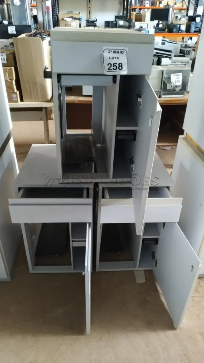 LOTE 258 - 03 ARMÁRIOS PARA CPU COM 01 PORTA E 01 GAVETA. (NO ESTADO) ATENÇÃO! FAZER A VISITAÇÃO ANTES DE ARREMATAR, NÃO SABEMOS SE FUNCIONA, LEILÃO NÃO TEM GARANTIA E NEM DEVOLUÇÃO, SUJEITO A POSSÍVEIS AVARIAS VISÍVEIS/OCULTAS E/OU AUSÊNCIA DE COMPONENTES.