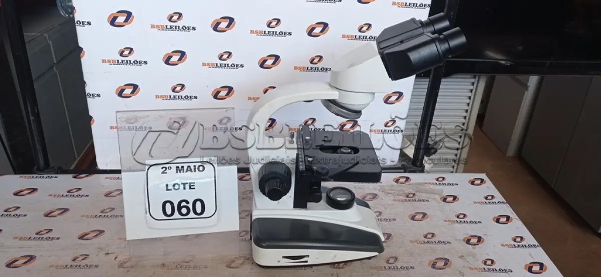 LOTE 060 - 01 MICROSCÓPIO MARCA OPTON. (NO ESTADO) ATENÇÃO! FAZER A VISITAÇÃO ANTES DE ARREMATAR, NÃO SABEMOS SE FUNCIONA, LEILÃO NÃO TEM GARANTIA E NEM DEVOLUÇÃO, SUJEITO A POSSÍVEIS AVARIAS VISÍVEIS/OCULTAS E/OU AUSÊNCIA DE COMPONENTES.