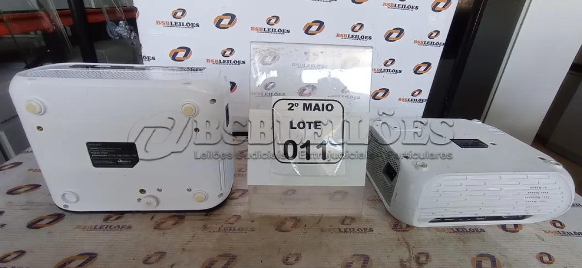 LOTE 011 - 02 PROJETORES SEM CABOS. (NO ESTADO) ATENÇÃO! FAZER A VISITAÇÃO ANTES DE ARREMATAR, NÃO SABEMOS SE FUNCIONA, LEILÃO NÃO TEM GARANTIA E NEM DEVOLUÇÃO, SUJEITO A POSSÍVEIS AVARIAS VISÍVEIS/OCULTAS E/OU AUSÊNCIA DE COMPONENTES.