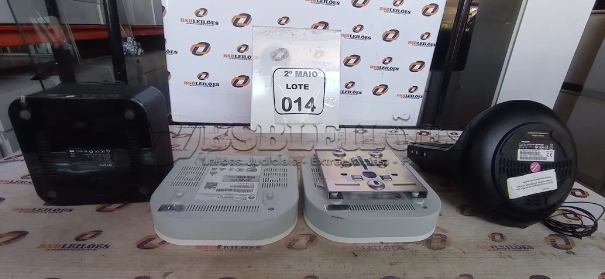 LOTE 014 - 01 RADIO/RELÓGIO, 01 DOCK PARA IPOD MARCA PHILIPS E 02 ROTEADORES MARCA HUAWEI. (NO ESTADO) ATENÇÃO! FAZER A VISITAÇÃO ANTES DE ARREMATAR, NÃO SABEMOS SE FUNCIONA, LEILÃO NÃO TEM GARANTIA E NEM DEVOLUÇÃO, SUJEITO A POSSÍVEIS AVARIAS VISÍVEIS/OCULTAS E/OU AUSÊNCIA DE COMPONENTES.