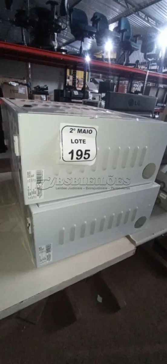 LOTE 195 - 02 BANCOS DE BATERIAS VAZIOS. (NO ESTADO) ATENÇÃO! FAZER A VISITAÇÃO ANTES DE ARREMATAR, NÃO SABEMOS SE FUNCIONA, LEILÃO NÃO TEM GARANTIA E NEM DEVOLUÇÃO, SUJEITO A POSSÍVEIS AVARIAS VISÍVEIS/OCULTAS E/OU AUSÊNCIA DE COMPONENTES.