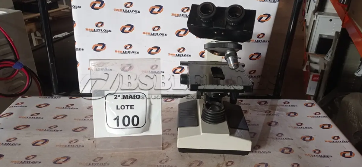 LOTE 100 - 01 MICROSCÓPIO MARCA. (NO ESTADO) ATENÇÃO! FAZER A VISITAÇÃO ANTES DE ARREMATAR, NÃO SABEMOS SE FUNCIONA, LEILÃO NÃO TEM GARANTIA E NEM DEVOLUÇÃO, SUJEITO A POSSÍVEIS AVARIAS VISÍVEIS/OCULTAS E/OU AUSÊNCIA DE COMPONENTES.