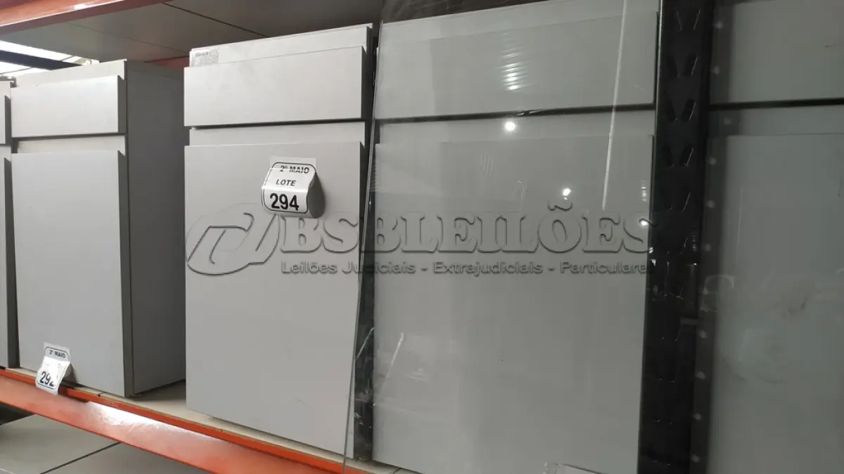 LOTE 294 - 02 ARMÁRIOS PARA CPU COM 01 PORTA E 01 GAVETA. (NO ESTADO) ATENÇÃO! FAZER A VISITAÇÃO ANTES DE ARREMATAR, NÃO SABEMOS SE FUNCIONA, LEILÃO NÃO TEM GARANTIA E NEM DEVOLUÇÃO, SUJEITO A POSSÍVEIS AVARIAS VISÍVEIS/OCULTAS E/OU AUSÊNCIA DE COMPONENTES.
