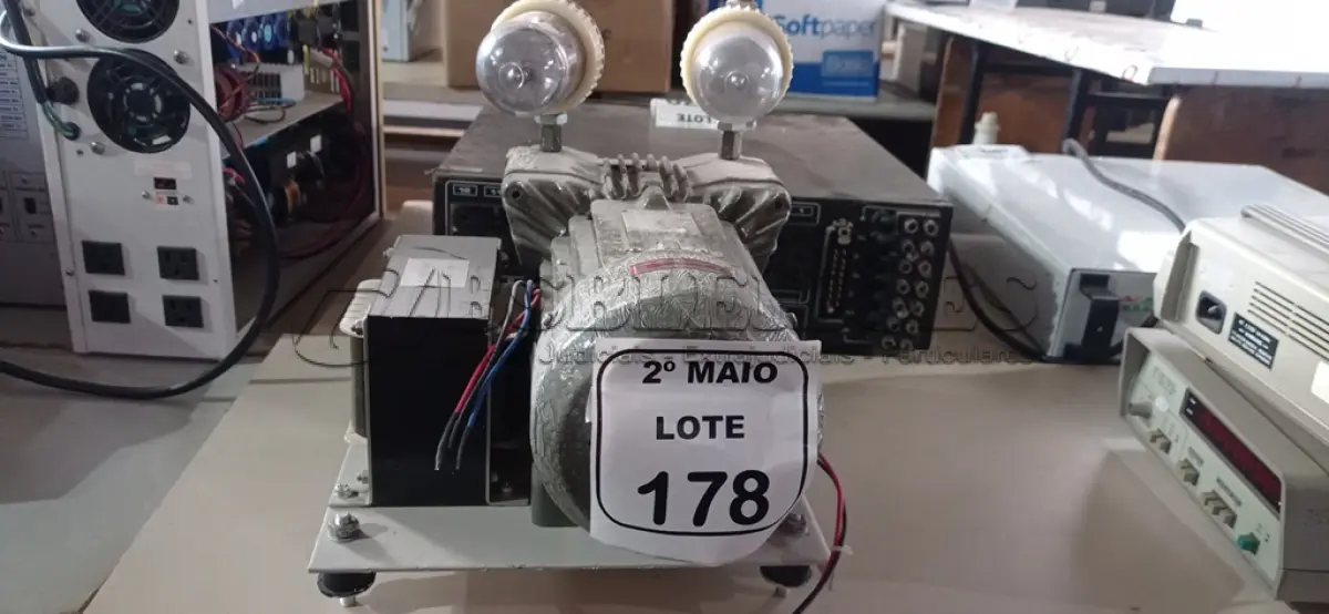 LOTE 178 - 01 MOTOR A VÁCUO. (NO ESTADO) ATENÇÃO! FAZER A VISITAÇÃO ANTES DE ARREMATAR, NÃO SABEMOS SE FUNCIONA, LEILÃO NÃO TEM GARANTIA E NEM DEVOLUÇÃO, SUJEITO A POSSÍVEIS AVARIAS VISÍVEIS/OCULTAS E/OU AUSÊNCIA DE COMPONENTES.