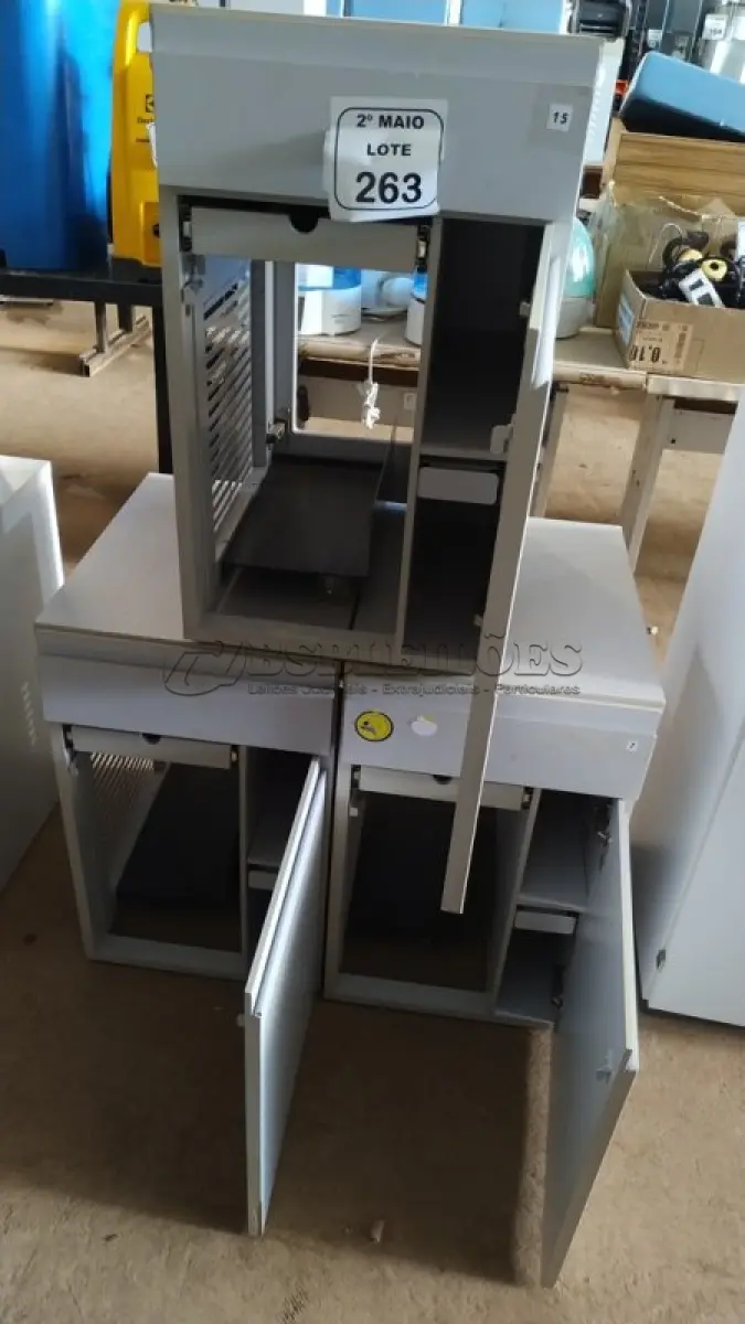 LOTE 263 - 03 ARMÁRIOS PARA CPU COM 01 PORTA E 01 GAVETA. (NO ESTADO) ATENÇÃO! FAZER A VISITAÇÃO ANTES DE ARREMATAR, NÃO SABEMOS SE FUNCIONA, LEILÃO NÃO TEM GARANTIA E NEM DEVOLUÇÃO, SUJEITO A POSSÍVEIS AVARIAS VISÍVEIS/OCULTAS E/OU AUSÊNCIA DE COMPONENTES.