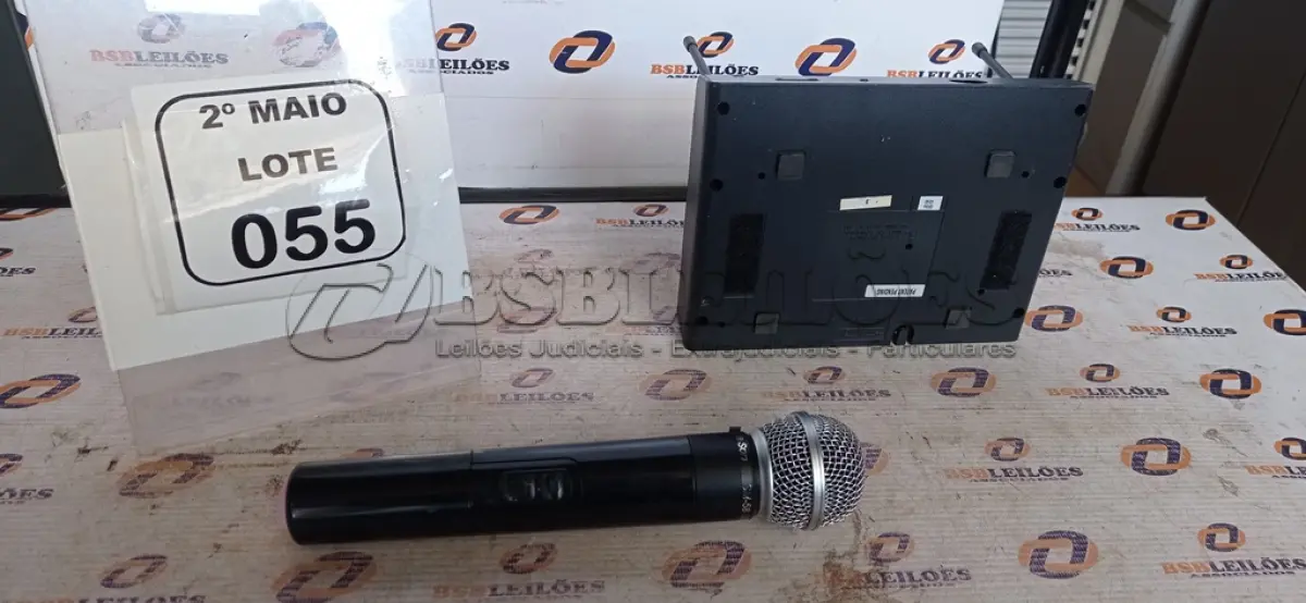 LOTE 055 - 01 MICROFONE COM RECEPTOR MARCA SHURE. (NO ESTADO) ATENÇÃO! FAZER A VISITAÇÃO ANTES DE ARREMATAR, NÃO SABEMOS SE FUNCIONA, LEILÃO NÃO TEM GARANTIA E NEM DEVOLUÇÃO, SUJEITO A POSSÍVEIS AVARIAS VISÍVEIS/OCULTAS E/OU AUSÊNCIA DE COMPONENTES.