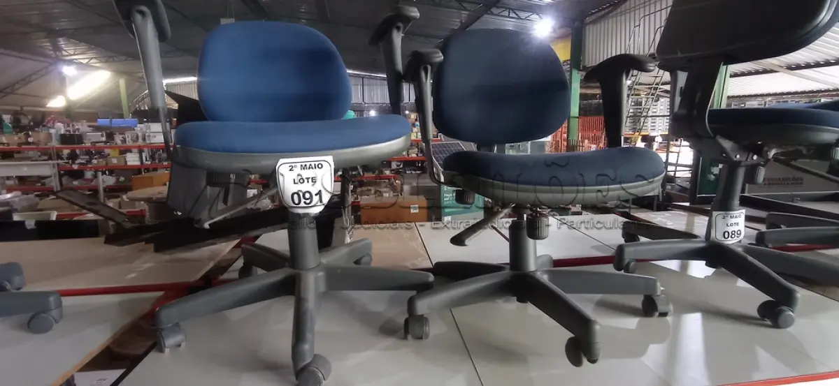 LOTE 091 - 02 CADEIRAS DE ESCRITÓRIO GIRATÓRIAS NA COR AZUL. (NO ESTADO) ATENÇÃO! FAZER A VISITAÇÃO ANTES DE ARREMATAR, NÃO SABEMOS SE FUNCIONA, LEILÃO NÃO TEM GARANTIA E NEM DEVOLUÇÃO, SUJEITO A POSSÍVEIS AVARIAS VISÍVEIS/OCULTAS E/OU AUSÊNCIA DE COMPONENTES.