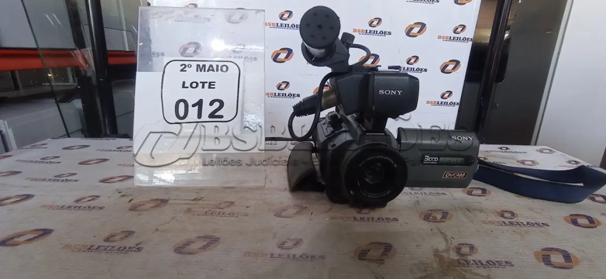 LOTE 012 - 01 FILMADORA PROFISSIONAL MODELO DSR-PDX10 DVCAM MARCA SONY COM MICROFONE SHOTGUN ACOPLADO. (NO ESTADO) ATENÇÃO! FAZER A VISITAÇÃO ANTES DE ARREMATAR, NÃO SABEMOS SE FUNCIONA, LEILÃO NÃO TEM GARANTIA E NEM DEVOLUÇÃO, SUJEITO A POSSÍVEIS AVARIAS VISÍVEIS/OCULTAS E/OU AUSÊNCIA DE COMPONENTES.