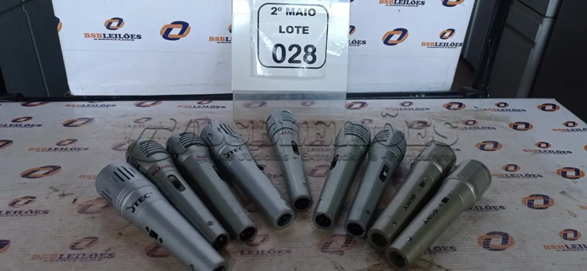 LOTE 028 - 09 MICROFONES. (NO ESTADO) ATENÇÃO! FAZER A VISITAÇÃO ANTES DE ARREMATAR, NÃO SABEMOS SE FUNCIONA, LEILÃO NÃO TEM GARANTIA E NEM DEVOLUÇÃO, SUJEITO A POSSÍVEIS AVARIAS VISÍVEIS/OCULTAS E/OU AUSÊNCIA DE COMPONENTES.